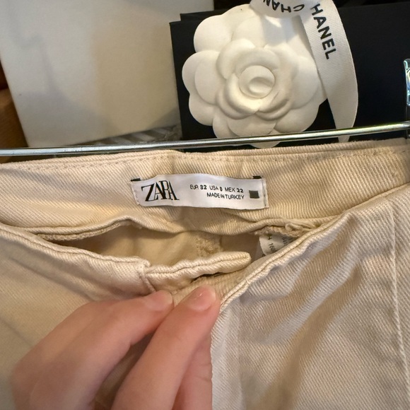 ZARA CRÈME HIGH WAISTED CROPPED WIDE LEG BARREL JEANS - Picture 3 of 7